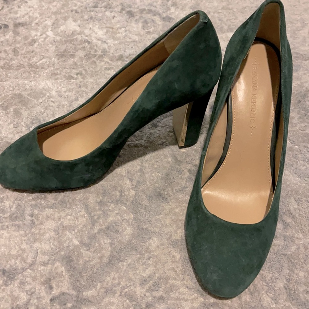 Worn Once: Green Suede Chunky Block Heels With Gold Accent! Size 8 1/2